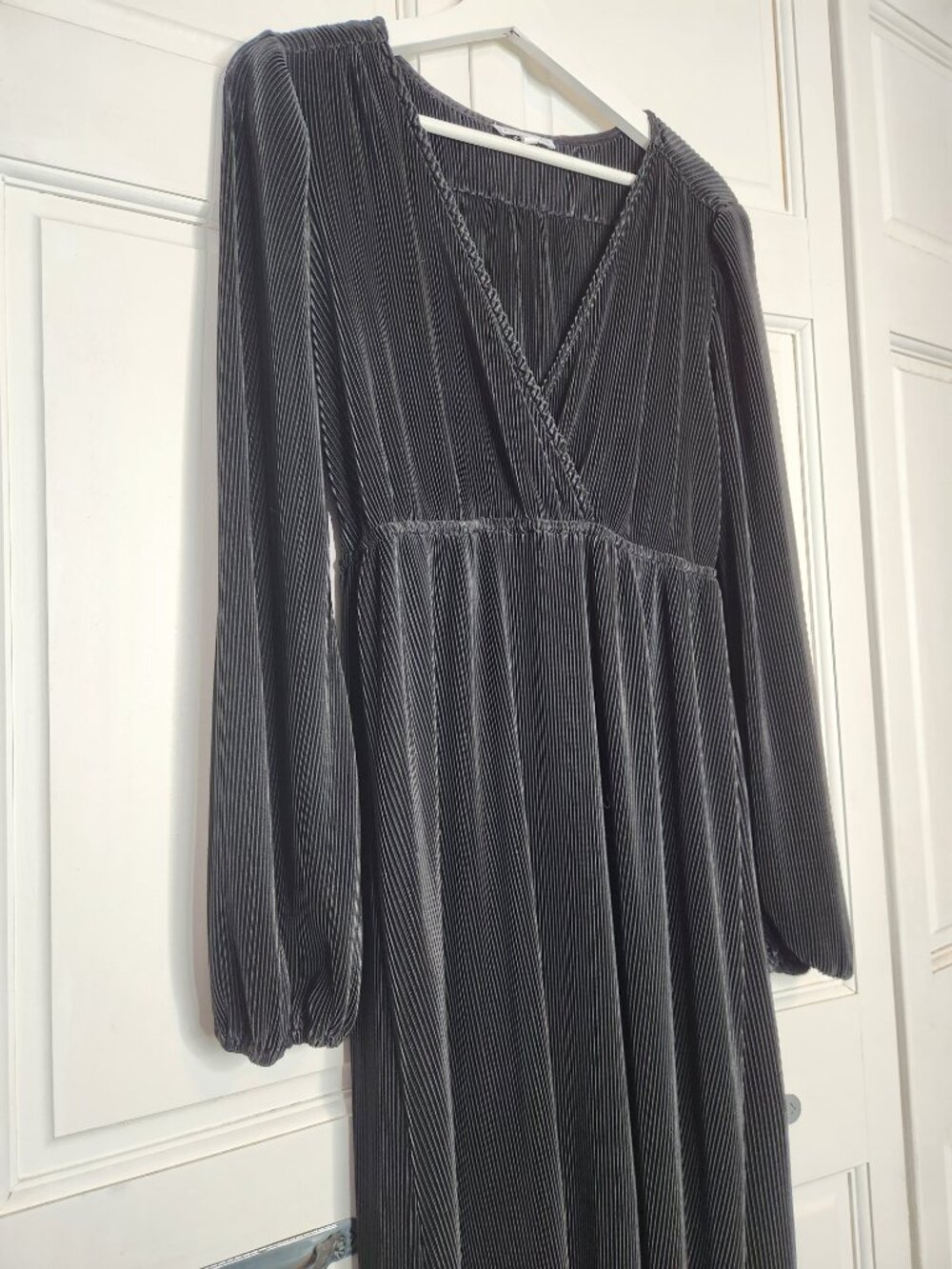 Baltic Born Venus Pleated Maxi Dress Long Sleeve V-neck Medium Black - Picture 3 of 10